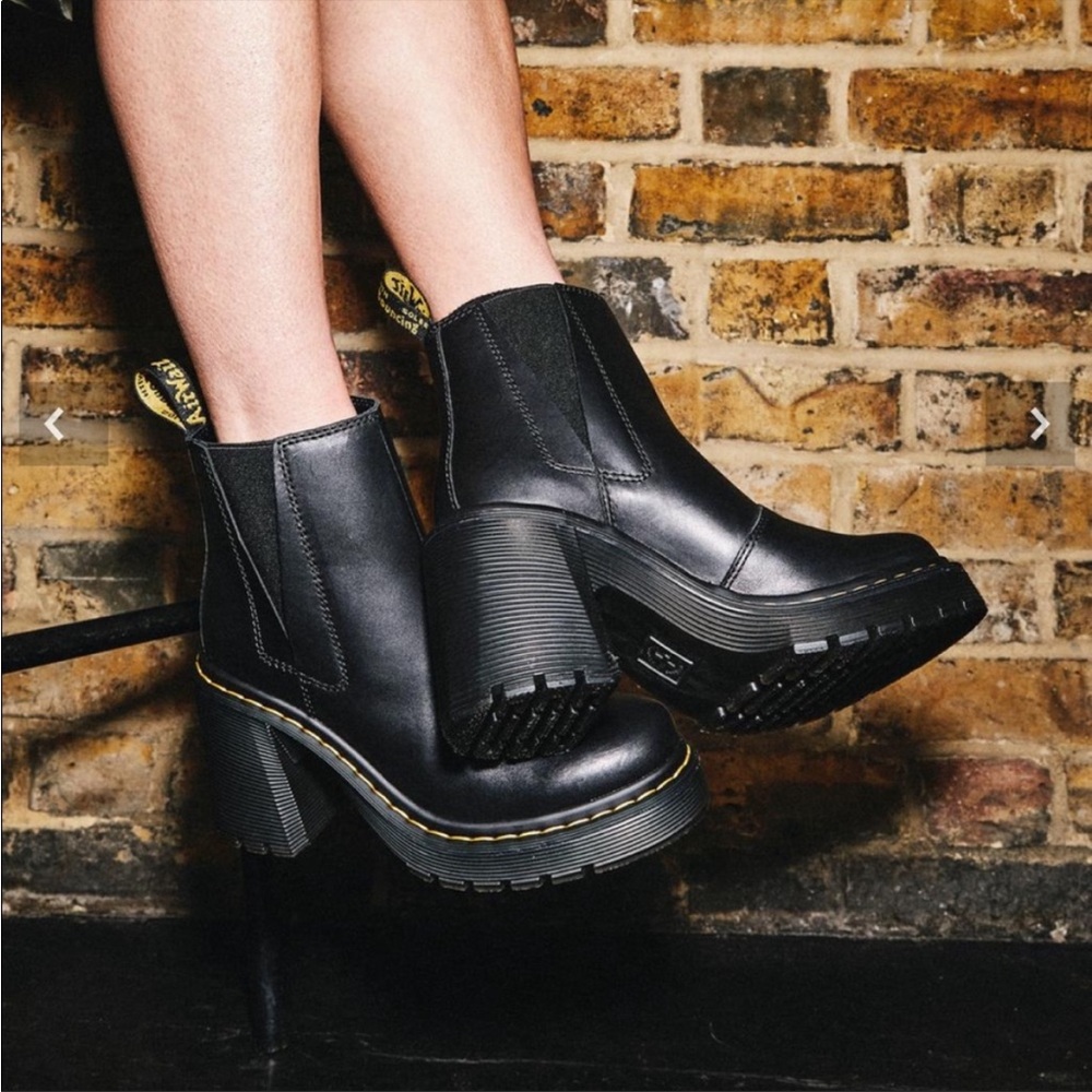 Dr. Martens SPENC LEATHER FLARED HEEL CHELSEA boots size 9.